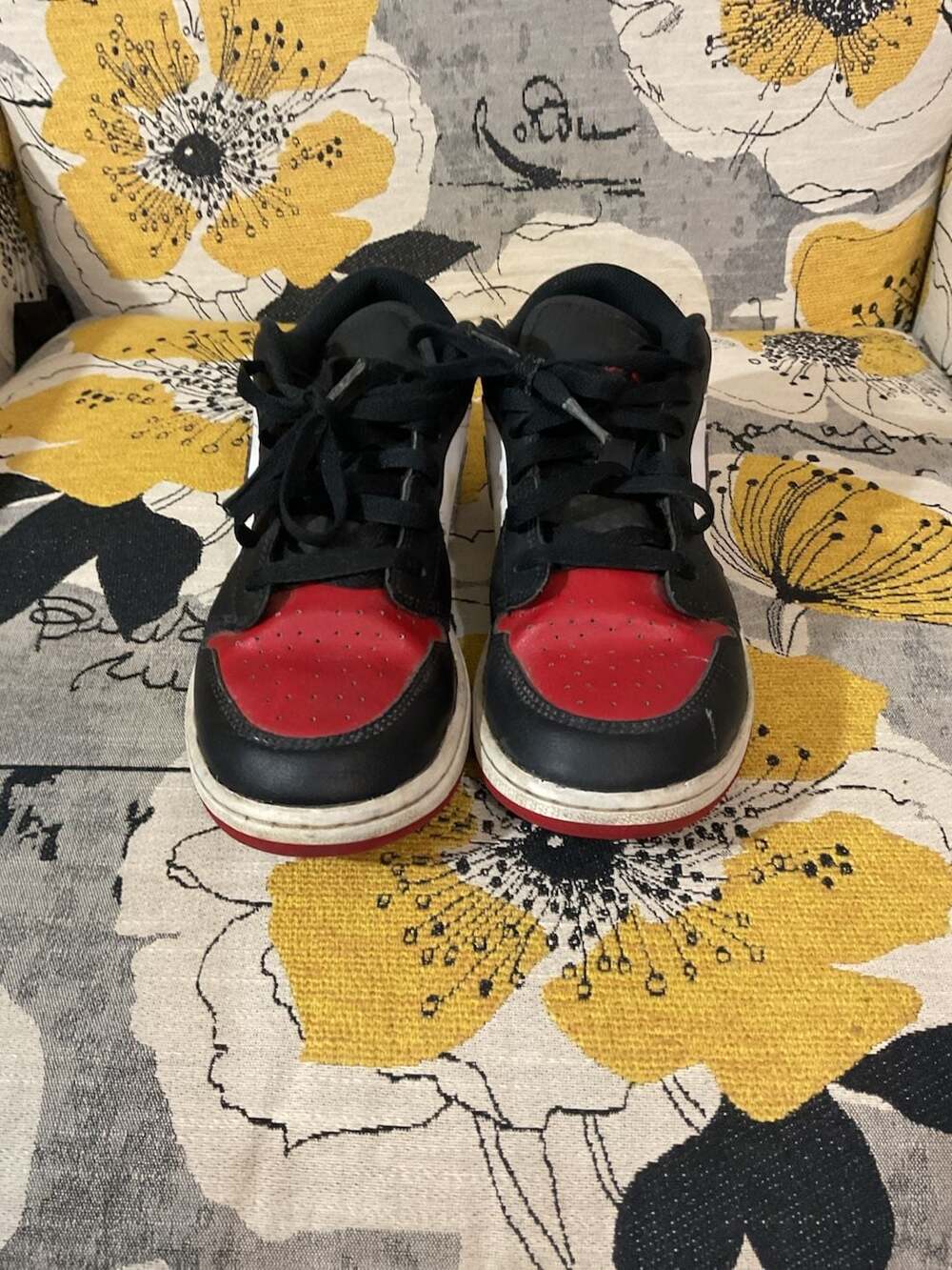 Nike Air Jordan 1 Low GS Bred Toe Size 5.5Y (553560-161)